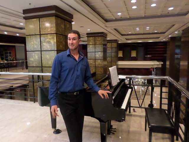 Sébastien Dubois au piano du Grand Seasons Hotel de Kuala Lumpur lors de sa résidence artistique en 2015
