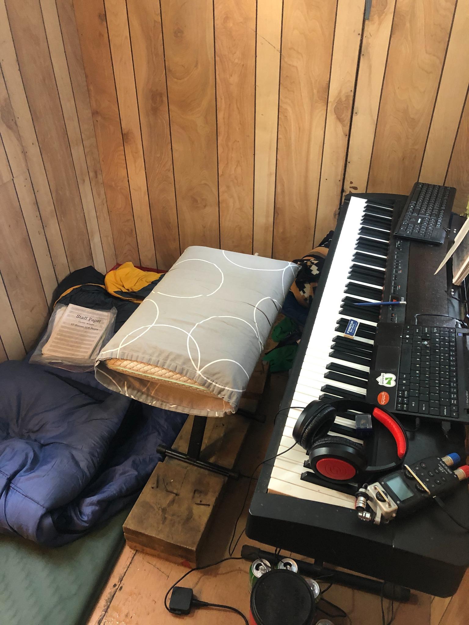 Petite cabane de bois dans laquelle Oriental Whispers a été improvisée sur un piano Yamaha P-140.