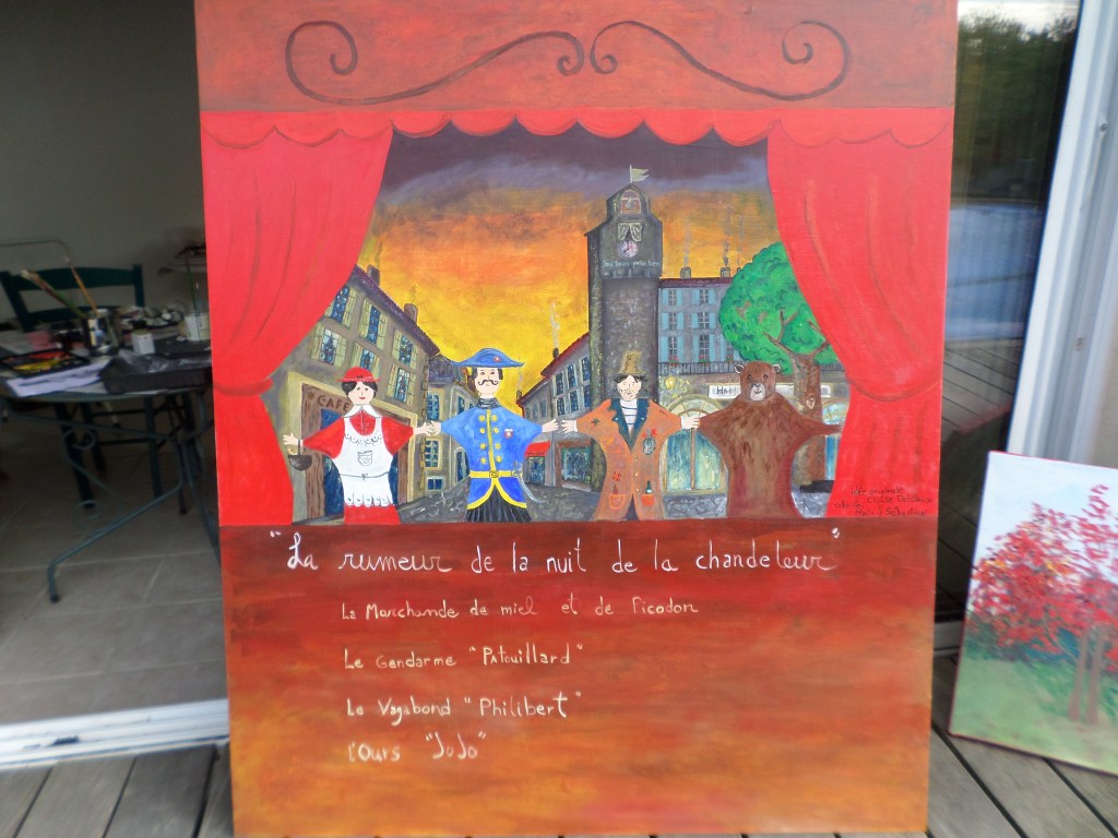 Grande peinture en forme de scène de théâtre avec rideaux rouges, personnages et décor de village.
